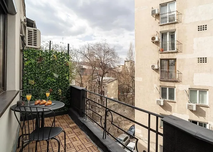 Tropical Jungle Oasis Near Center 2br Balcony *