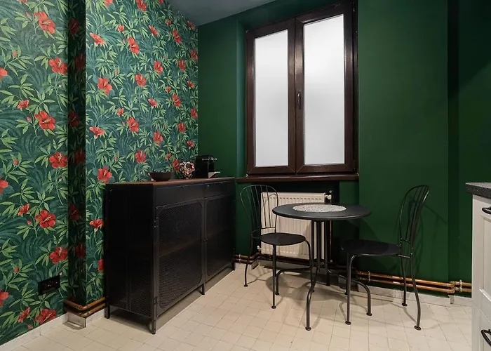 Tropical Jungle Oasis Near Center 2br Balcony Apartment *