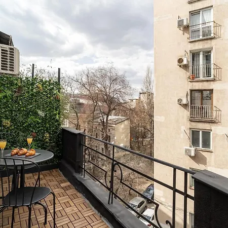 Tropical Jungle Oasis Near Center 2br Balcony *